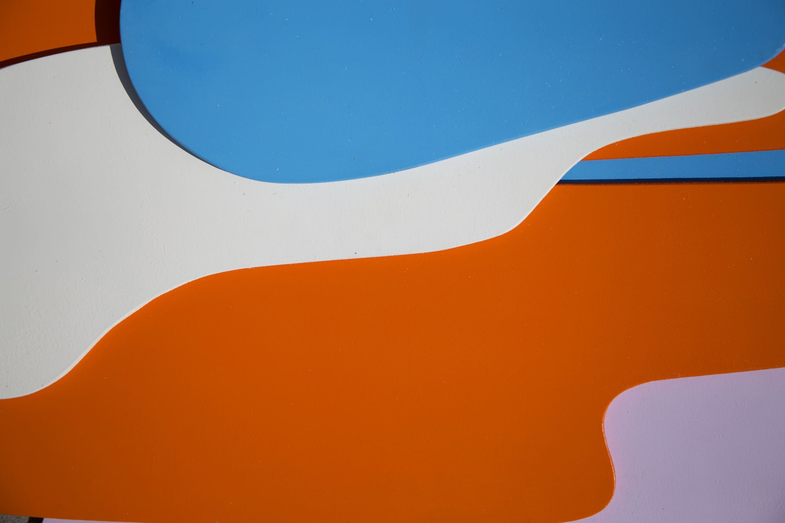 Dettaglio di un pannello azzurro e arancio di Stefano Recanati