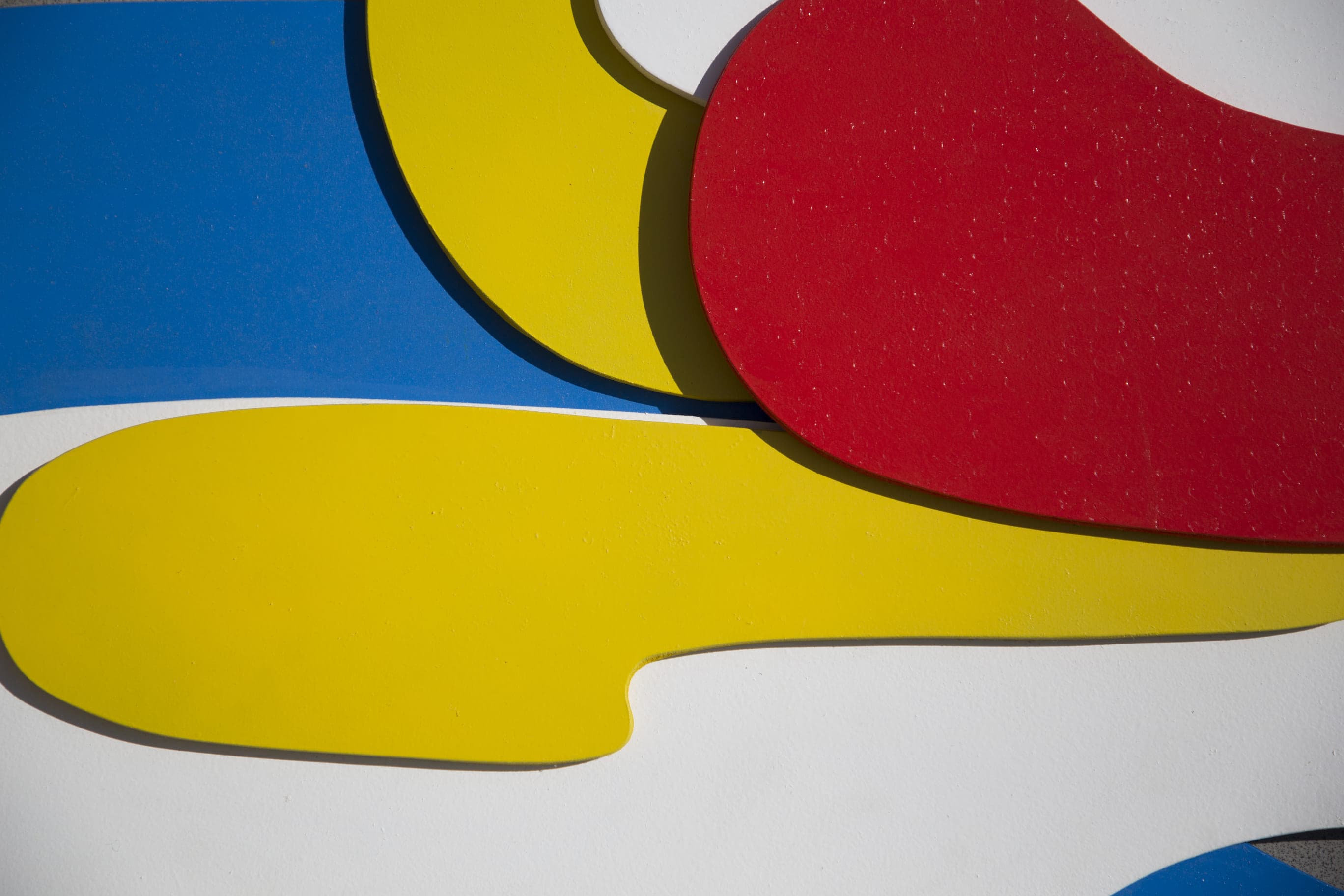 Dettaglio di un pannello blu, giallo e rosso di Stefano Recanati